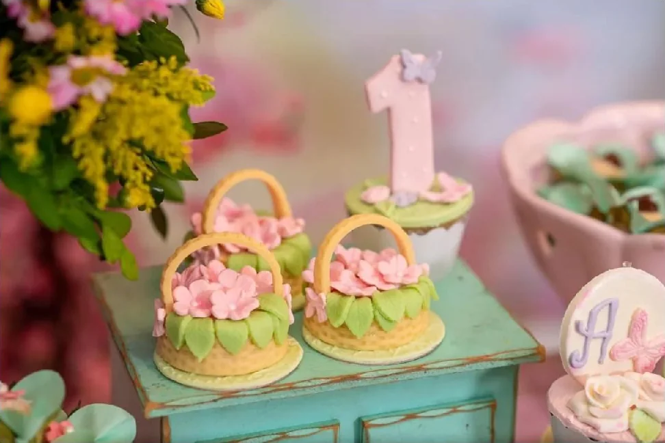 Detalhes delicados em rosa e verde na composição Jardim encantado
